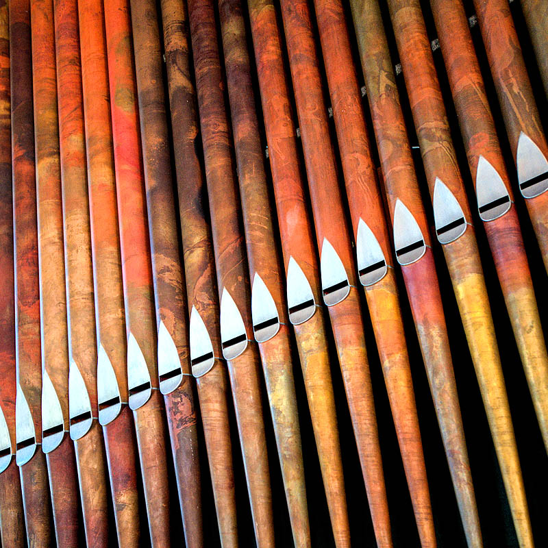 Geflämmter Kupferprospekt der Orgel in der Evangelischen. Kirche Köln-Zollstock