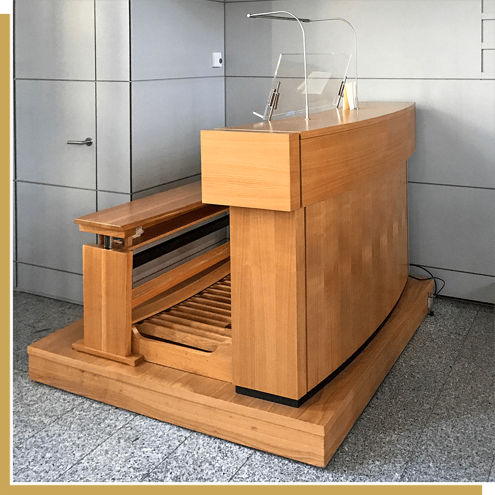 Indiduell gestalteter Spieltisch (Tastatur) einer Pfeifenorgel